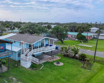 Walk to Aransas Bay Beautiful Rockport Townhome - Rockport - Building