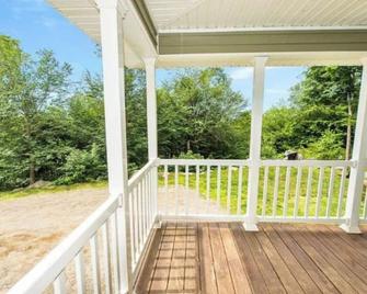 Peaceful Maine Home with Mountain Views - Kingfield - Balcony