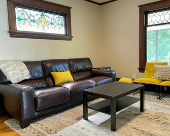 Upper Level Historic Duplex - Minneapolis - Living room