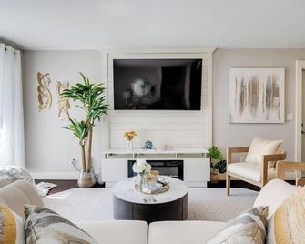 Luxury Midterm Rental for Families, Medical and Corporate Professionals Cincy - Cincinnati - Living room