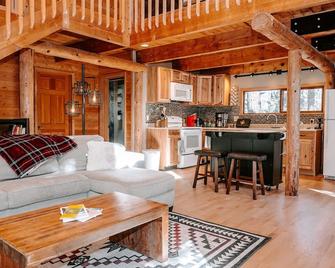 Tranquility at Turkey Trail Lodge - Jemez Springs - Living room