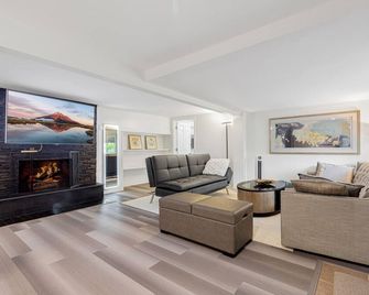 A Cozy Homeaway Home @bridle Trail, Bellevue, Wa - Beaux Arts Village - Living room