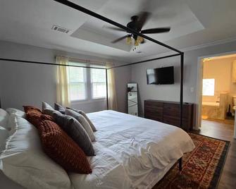 Pet Paradise on Main Fenced Yard Included - Calera - Bedroom