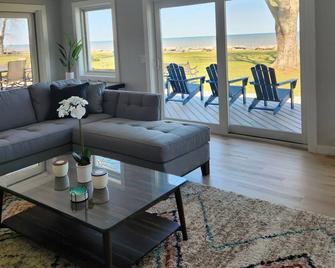 Tranquil Lakefront home. Premium accommodations, newly remodeled - Hamlin - Living room