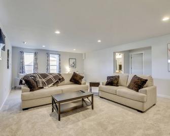 13 Mi to University of Wisconsin: Suburban Home - Oregon - Sala de estar