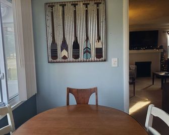 Whole 3 Bedroom Home Near Lake, Airport, and Cle - Westlake - Dining room