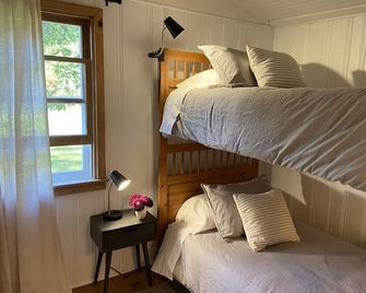Lakefront Cottage Retreat w/ Private Dock, Paddle Boards, Fire Pit, Sunset Views - Baileys Harbor - Ložnice