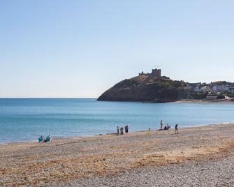 Ty Glyn - Criccieth - Beach