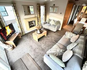 Impeccable 2-Bed Lodge in Preston Hot Hu - Preston - Living room