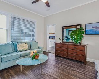 Newly Renovated Modern Cottage: Walk Into Historic Wailuku Town! - Wailuku - Living room