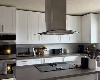 Luxury Retreat w/ Pool | Open Concept | Backyard Oasis - Sudbury - Kitchen