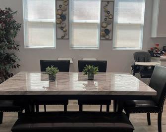 Spacious 3 Bedroom 2.5 Bath with Jacuzzi Bathtub - Santa Ana - Menjador