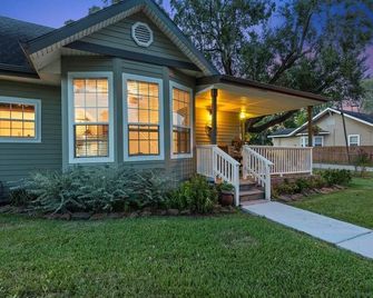 Cheerful 3 Bedroom Home with Loft - Dickinson - Building