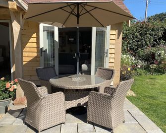 Luxury cottage sleeps 2 close to South Downs National park , coast and Goodwood - Pulborough - Patio