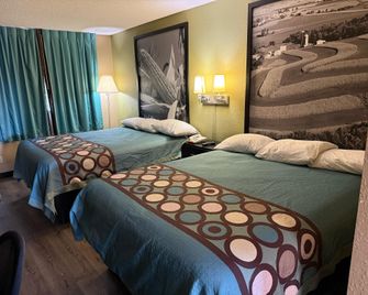 Super 8 by Wyndham Mendota I-39 - Mendota - Bedroom