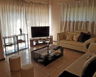 Entire Furnished Home next to OR Tambo - Kempton Park - Living room