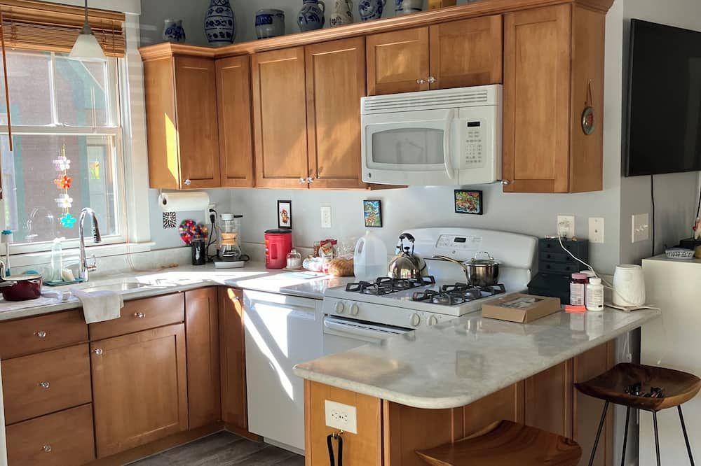 Summer Village! Charming 2-bedroom cottage with AC, WiFi in delightful Westford