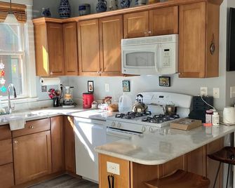 Summer Village! Charming 2-bedroom cottage with AC, WiFi in delightful Westford - Westford - Kitchen