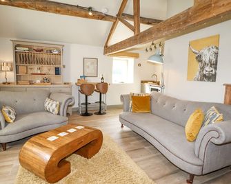 The Hayloft - Holmfirth - Living room