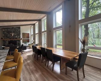 Beautiful 7 Bedroom Home w/ AC - Beausejour - Restaurante