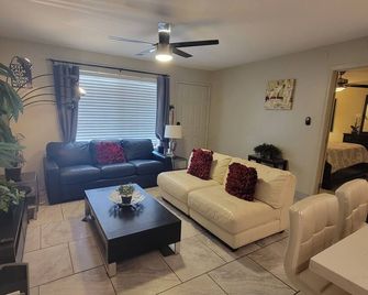 Modern Condo-Mountain Views-Heated Pool - Apache Junction - Living room