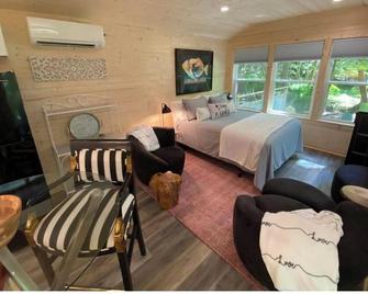 A secluded romantic, relaxing, single/couple retreat in central North Carolina! - Siler City - Habitación
