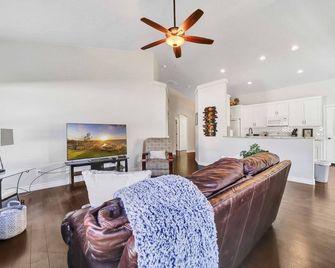 Clean, Cozy home near St. Luke's - Twin Falls - Living room