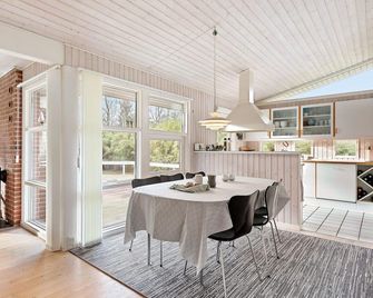 3 Bedroom Stunning Home in Hornbaek - Hornbæk - Dining room