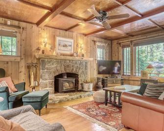 Wallace Cottage - Welches - Living room