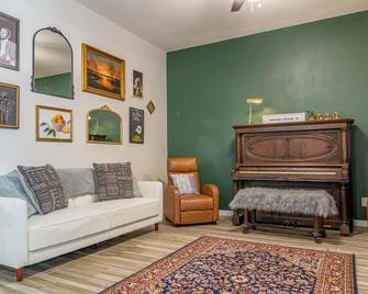 Vintage Cottage! - Enterprise - Living room