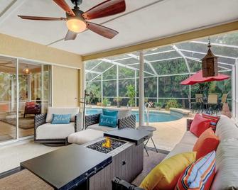 Prime Vacation Haven: Enjoy Naples in Style - Naples - Sala de estar