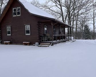 The Cozy Cabin On Long Point - Geneseo - Building