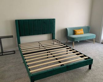 Charming townhome in lovely Hanahan with AC, WiFi. Renting one room. No kitchen - Hanahan