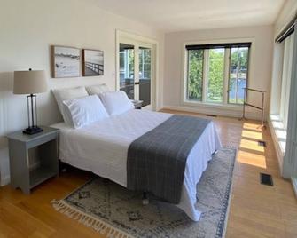 Riviera Lodge - Large Renovated Waterfront Property - West Nipissing - Ložnice