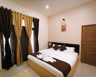Glowinn Luxury Stay - Varanasi - Bedroom