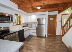 Entire 3 Bedroom Adventure Chalet, Near the best of the Poconos - East Stroudsburg - Cocina