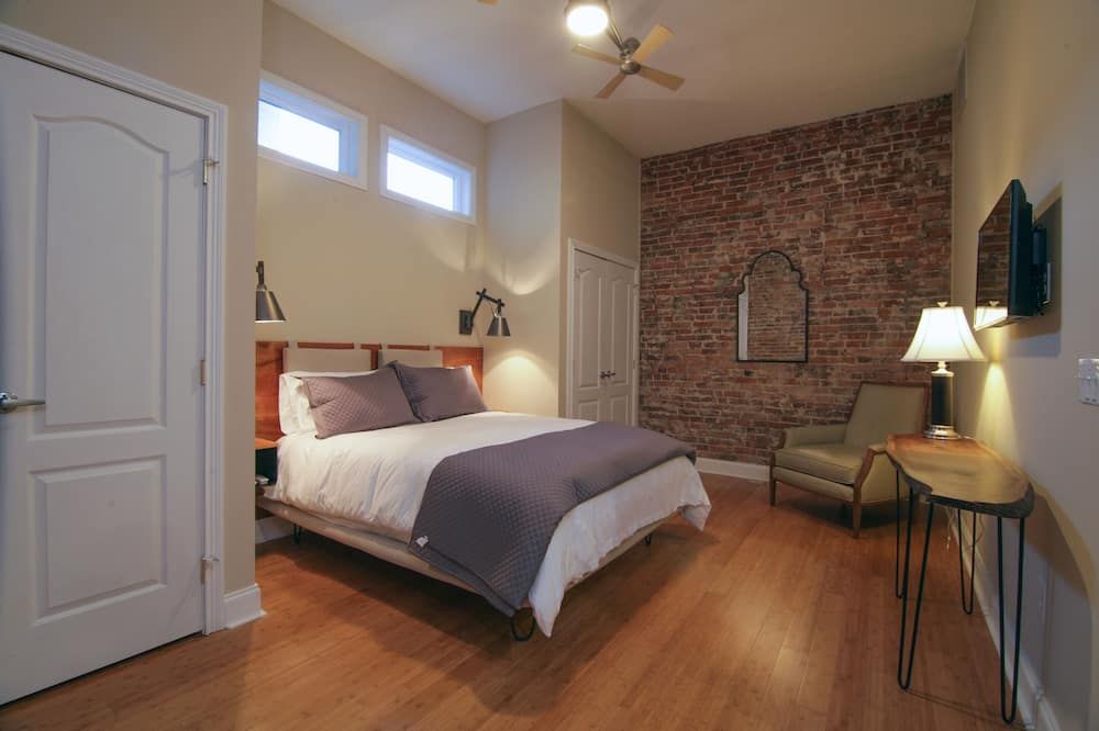 Luxurious Two Bedroom Loft Apartment in the Heart of Downtown Danville KY! - Danville - Slaapkamer