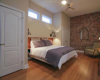 Luxurious Two Bedroom Loft Apartment in the Heart of Downtown Danville KY! - Danville - Slaapkamer