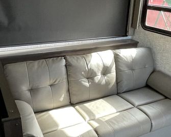 Camper For Rent, You Haul Or We Haul To Campsite! - Munising - Living room