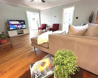 Classic 4-Bedroom Home Near The Bowl at Ballantyne - Charlotte - Olohuone