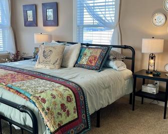 Meadowlark Heritage Farm-cation Close to Town, but country and mountain views! - Moscow - Bedroom