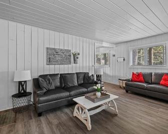 Cabin #6 - Strawberry (Tuolumne County) - Living room