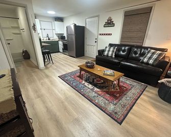 Base Camp Cottage - Kirksville - Huiskamer