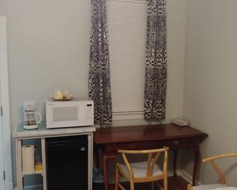 Cozy bedroom with private bathroom, and separate, direct access entrance. - Lawrenceville - Bedroom