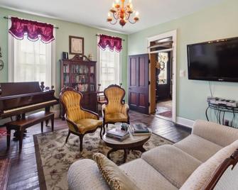 Dickinson Room at Main Street Bed & Breakfast None - Glasgow - Wohnzimmer