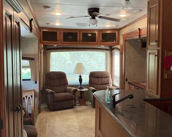 Spacious Modern Waterfront Rv - Saint Johnsville - Recepción
