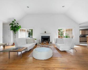 Hamptons Beauty - East Quogue - Living room
