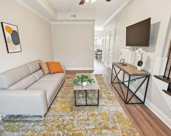 Biltmore Luxury 1513 #2 Townhomes L 2bd 2 Bth - Clarksville - Living room