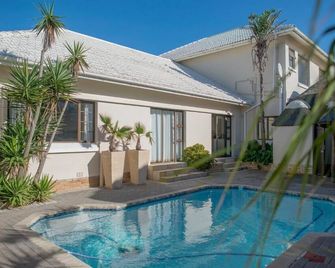 Palm Beach Guesthouse - Port Elizabeth - Bể bơi