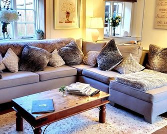 6 bed Farmhouse stay on organic farm & vineyard with pool - 25 mins from London - Seer Green - Living room